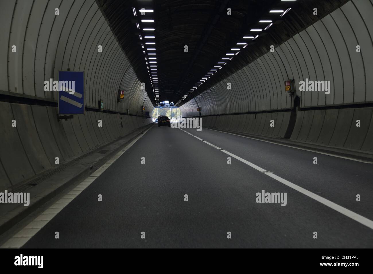 Les deux alésages de l'autoroute M4 passent sous les maisons de Brynglas près de Newport. Banque D'Images