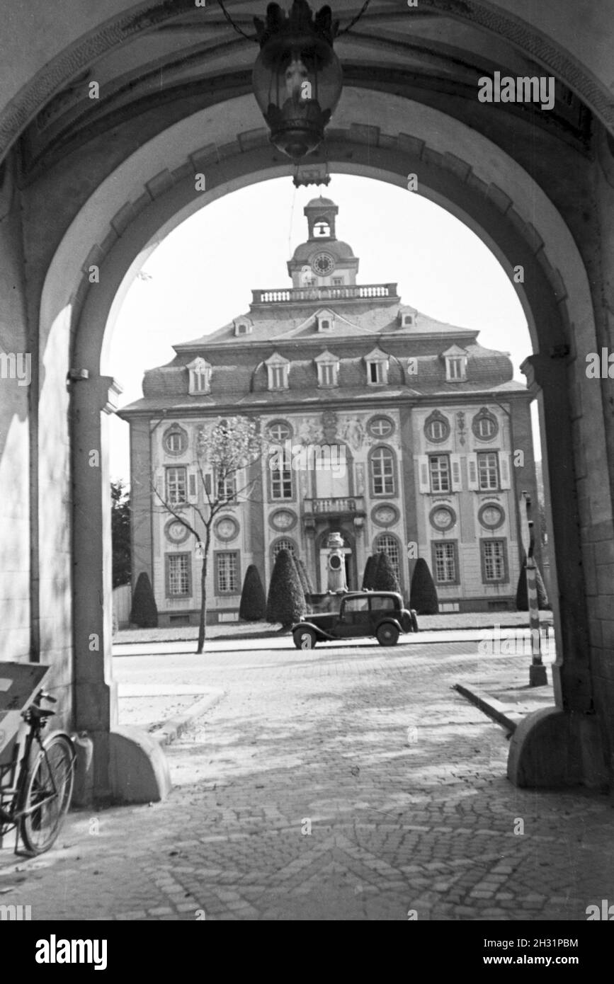 Blick durch das Damianstor auf das Amtsgericht à Bruchsal, Deutschland 1930 er Jahre.Vue à travers la porte de Damian sur le tribunal de district de Bruchsal, Allemagne 1930. Banque D'Images