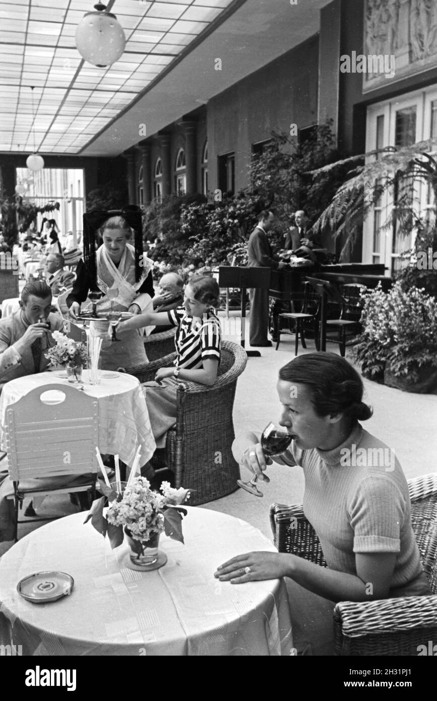 En plus des restaurants im Kurhaus Casino à Baden-Baden werden von Kellnerinnen bedient, die traditionelle Schwarzwaldtracht mit dem Bollenhut tragen, Deutschland 1930er Jahre.Les visiteurs du restaurant du Casino Kurhaus de Baden-Baden sont servis par des serveuses portant un costume traditionnel de la Forêt Noire avec le Bollenhut, Allemagne des années 1930. Banque D'Images