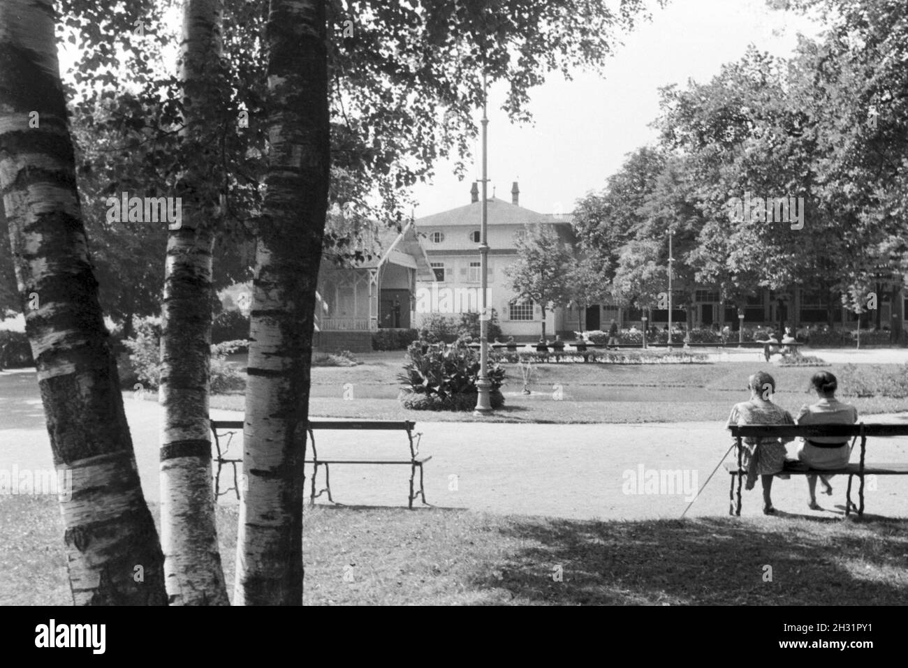 Im Park und auf dem Minigolfplatz, 1930er Jahre Deutschland. Au parc et au mini-golf cour, Allemagne 1930. Banque D'Images