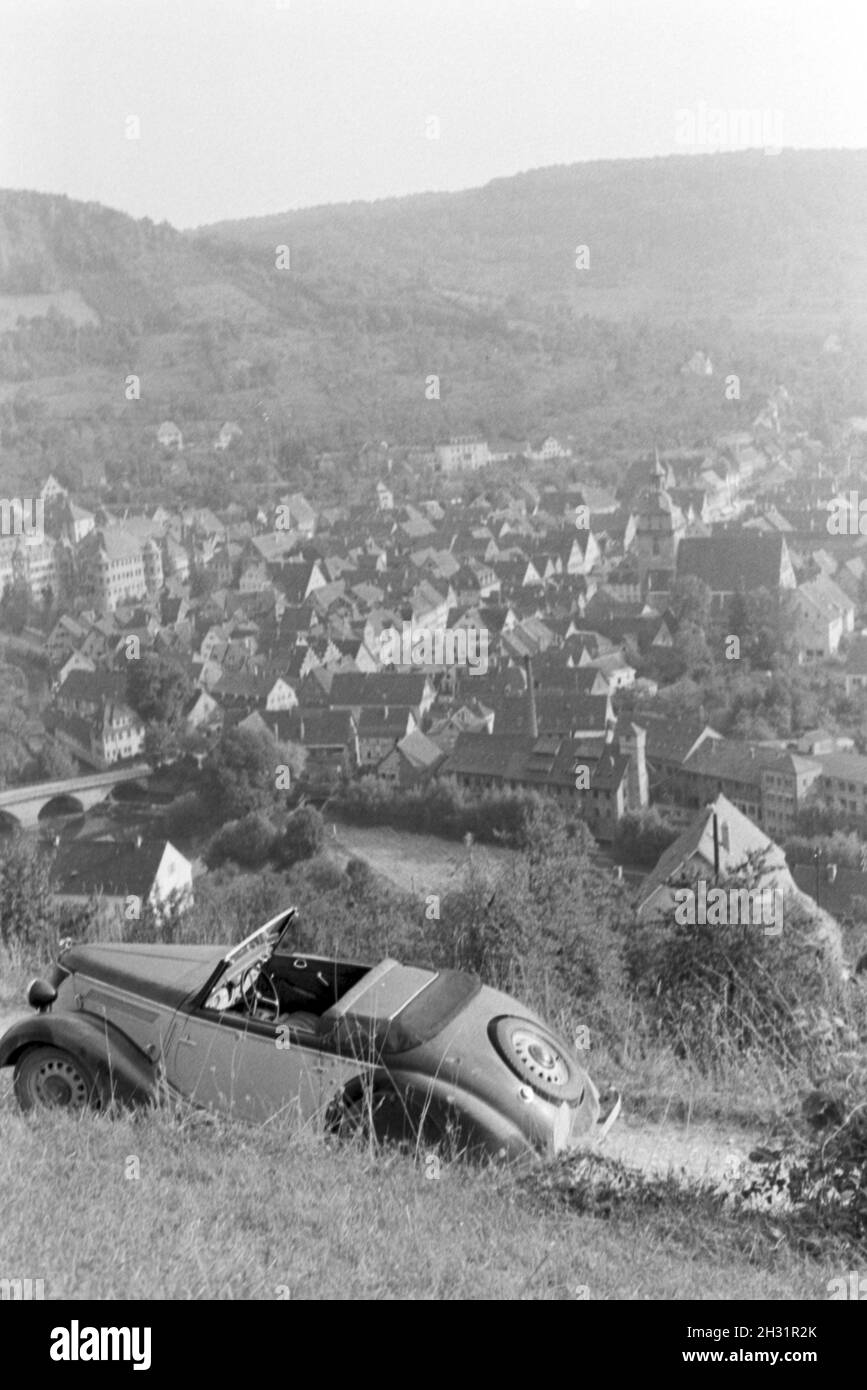 Mit dem Ford Eifel unterwegs im Schwarzwald, Deutschland 1930er Jahre. Sur la route avec Ford modèle Eifel à travers la région de la Forêt Noire, Allemagne 1930. Banque D'Images