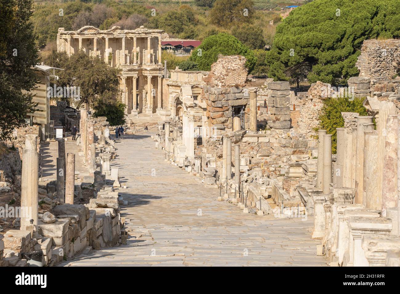 Rue historique de Curetes dans la ville antique d'Éphèse par beau temps à Selcuk, Turquie Banque D'Images