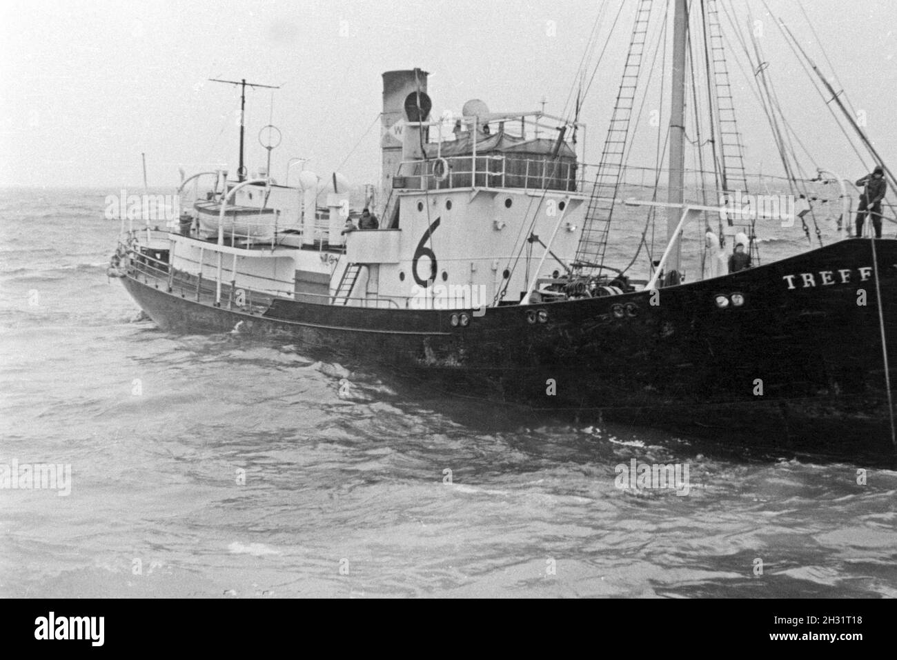 Das 'Fangboot Mutterschiff Treff VI' vom 'Jan Wellem' der deutschen Walfangflotte in der Arktis, 1930er Jahre. La chasse baleinière bateau "Treff VI' de mère navire 'Jan Wellem' de la flotte allemande à la mer Arctique, 1930. Banque D'Images