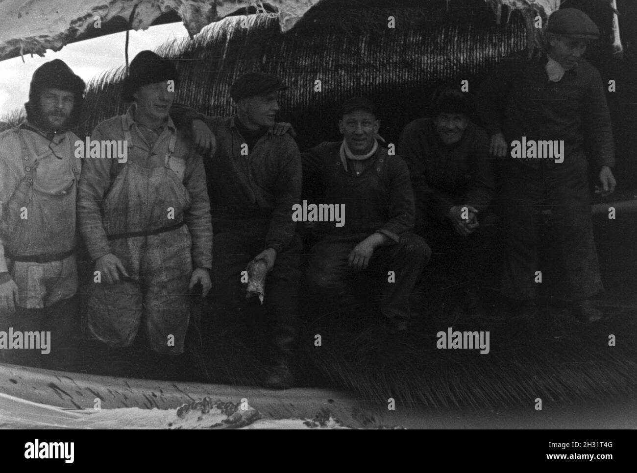 Der Mann Fabrikschiffes Besatzung des 'Jan Wellem' der deutschen Walfangflotte bei einer Pause, 1930er Jahre. Membre de l'équipage du navire-usine 'Jan Wellem' de la chasse allemande flotte ayant une pause, 1930. Banque D'Images