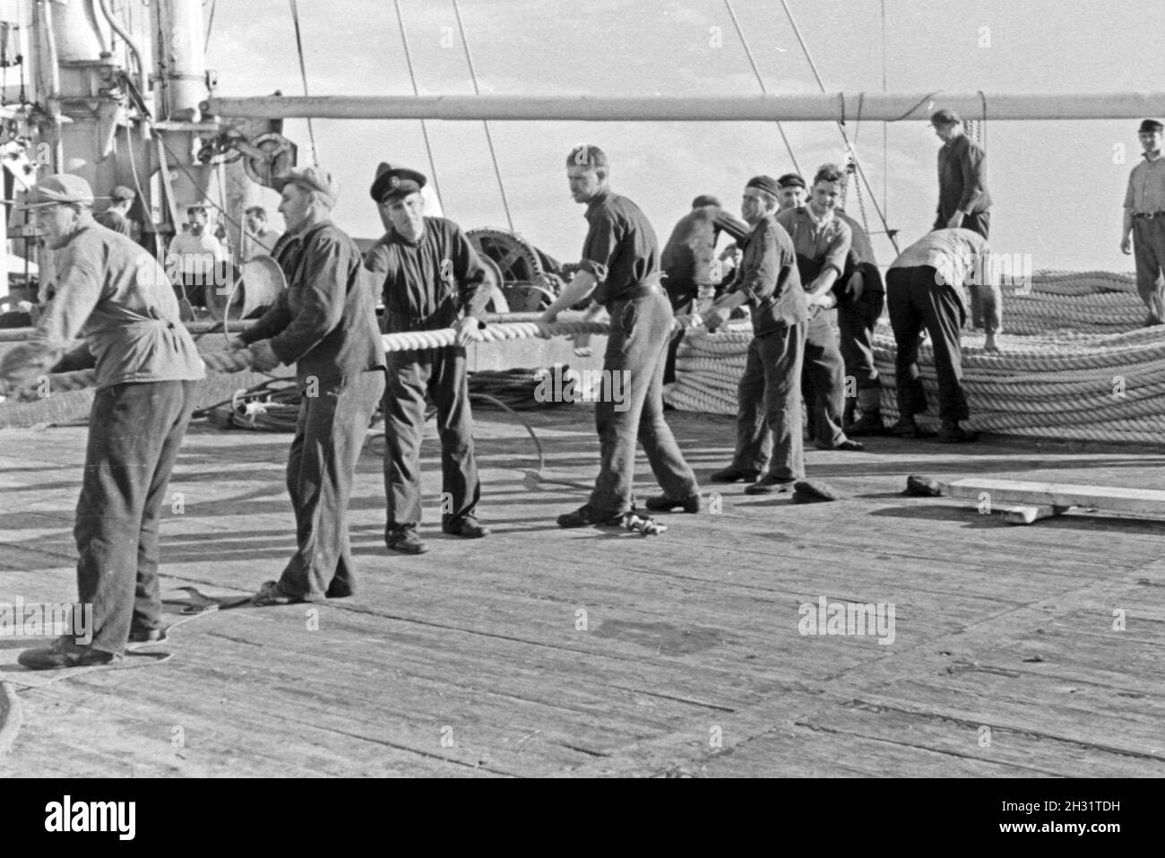 Die Männer des Fabrikschiffs «Jan Wellem' bei ihrer Arbeit un pont, 1930er Jahre. L'équipage du navire-usine 'Jan Wellem' travaillent sur le pont, 1930. Banque D'Images