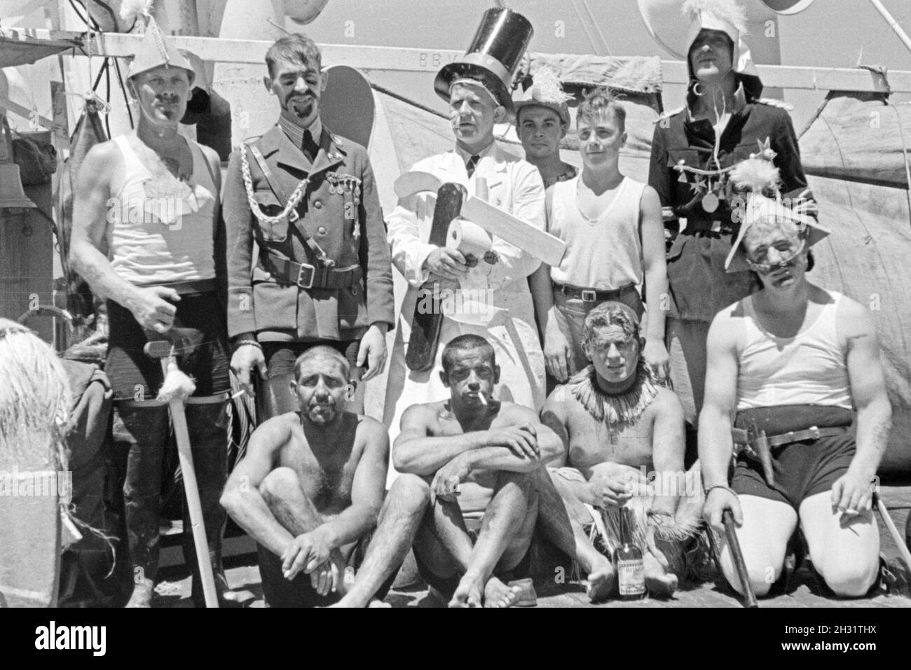 Die Mannschaft des Fabrikschiffs «Jan Wellem' bei der Äquatortaufe, 1930er Jahre. L'équipage du navire "l'usine Jan Wellem' au croisement-la-ligne-cérémonie, 1930. Banque D'Images