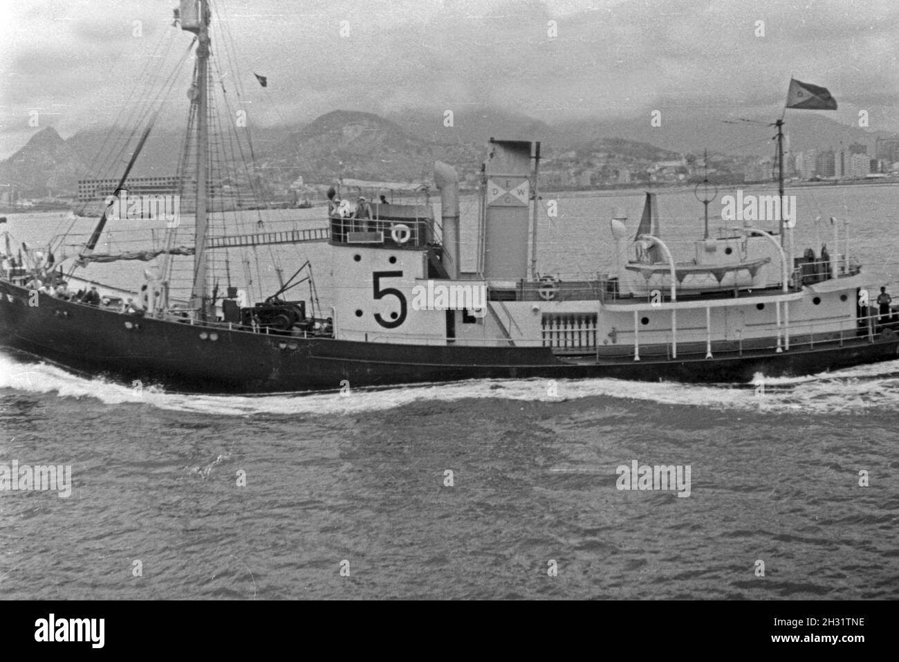 «Fangboot Treff V' der deutschen im Walfangflotte Atlantischen Ozean vor Rio de Janeiro, Brésil 1930er Jahre. La chasse baleinière bateau "Treff V' de la flotte baleinière allemand sur l'océan Atlantique à Rio de Janeiro, Brésil 1930. Banque D'Images