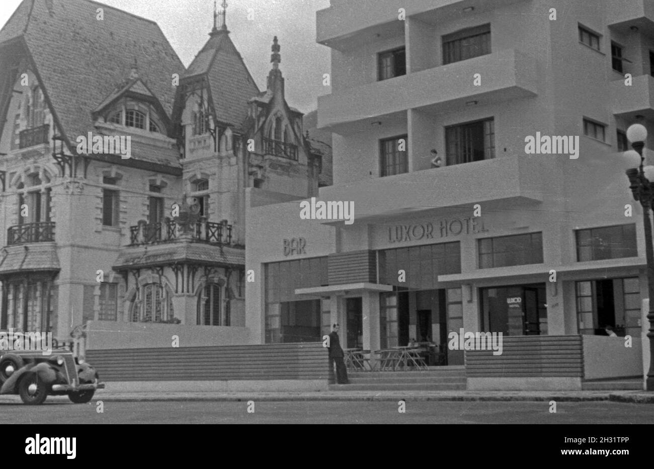 Das moderne Bauhaus Hotel Luxor neben einem Altbau gründerzeitlichen à Rio de Janeiro, Brésil 1930er Jahre. Bauhaus hotel moderne "Luxor" à côté d'un bâtiment de style 'Gruenderzeit' à Rio de Janeiro, Brésil 1930. Banque D'Images