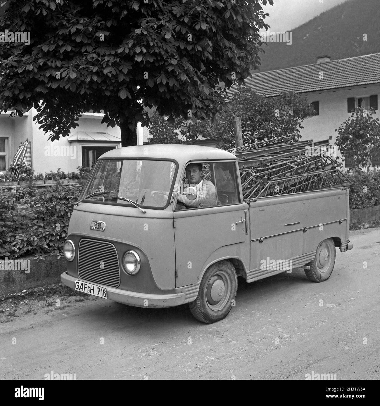 Mann mit Pritschenwagen auf der Baustelle eines Hauss BEI Mittenwald, Deutschland 1959.Homme avec ramassage pour construire une maison près de Mittenwald, Allemagne 1959. Banque D'Images
