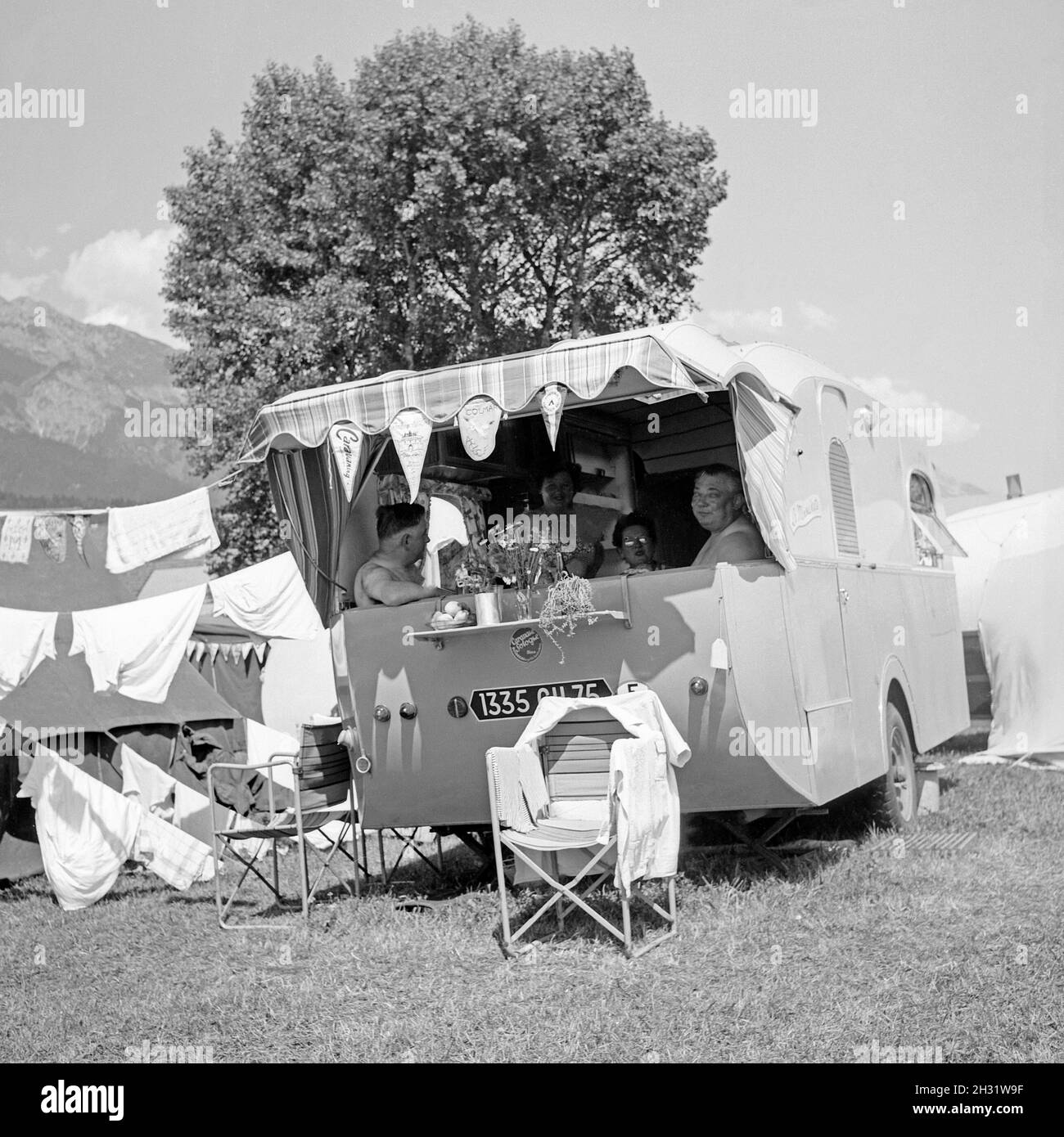 Auf dem Campingplatz, Deutschland 1958.Au camping, Allemagne 1958. Banque D'Images