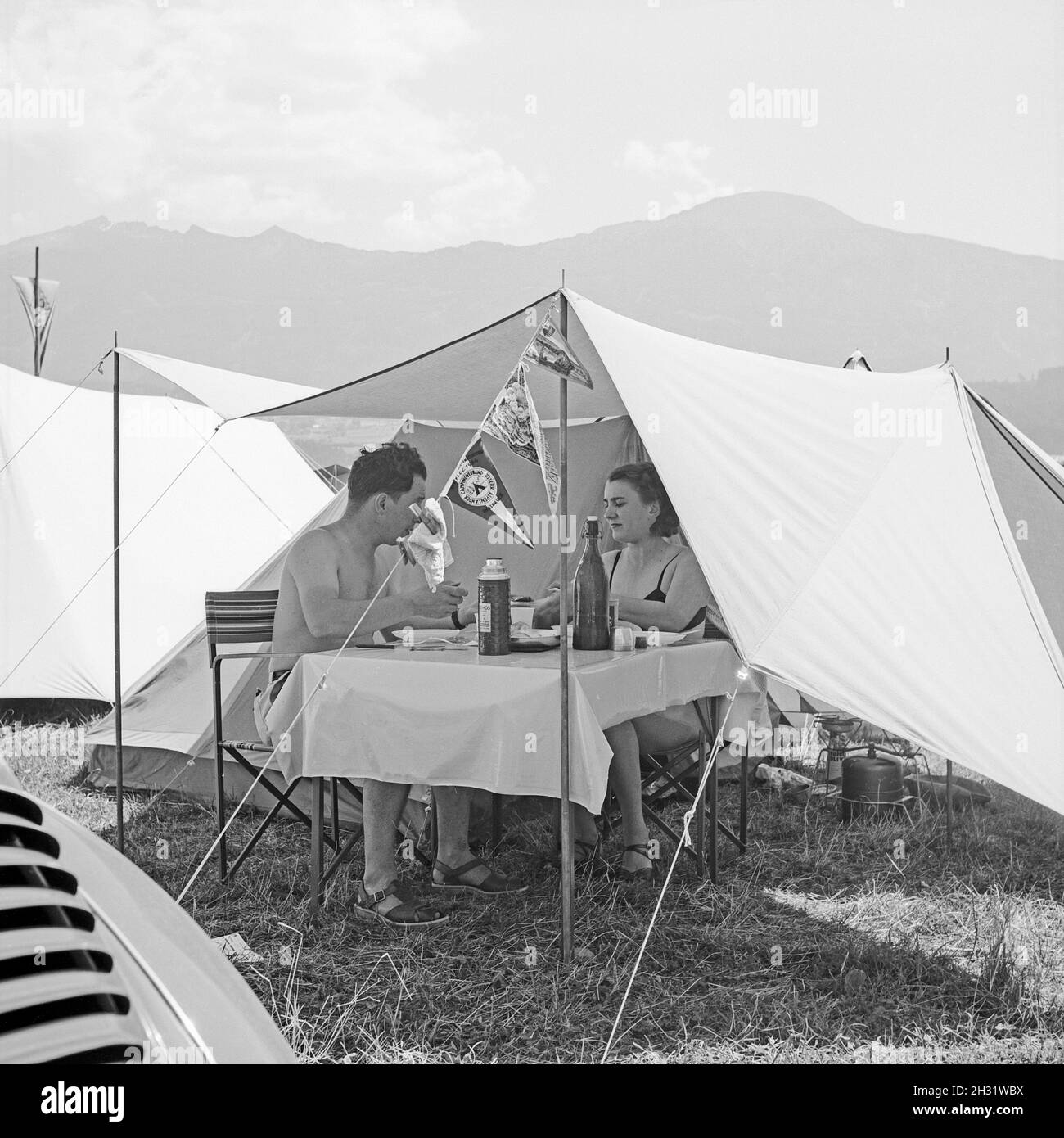 Auf dem Campingplatz, Deutschland 1958.Au camping, Allemagne 1958. Banque D'Images