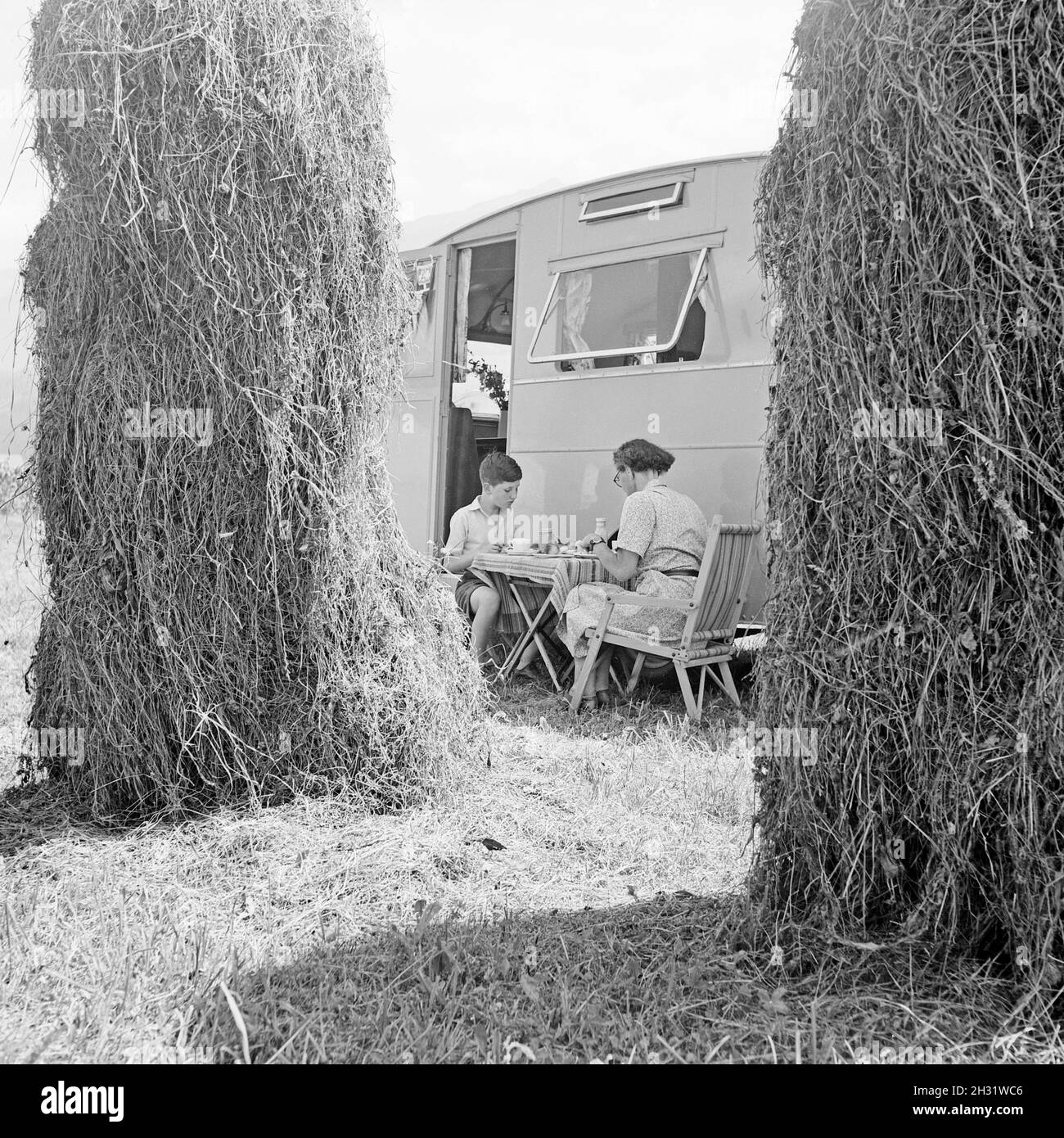 Auf dem Campingplatz, Deutschland 1958.Au camping, Allemagne 1958. Banque D'Images