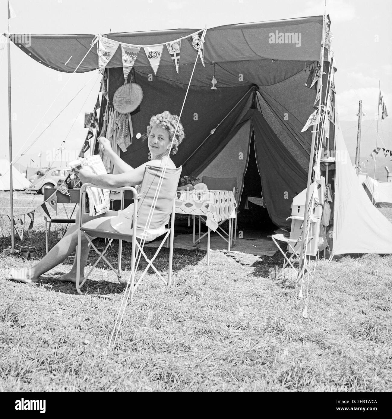 Auf dem Campingplatz, Deutschland 1958.Au camping, Allemagne 1958. Banque D'Images