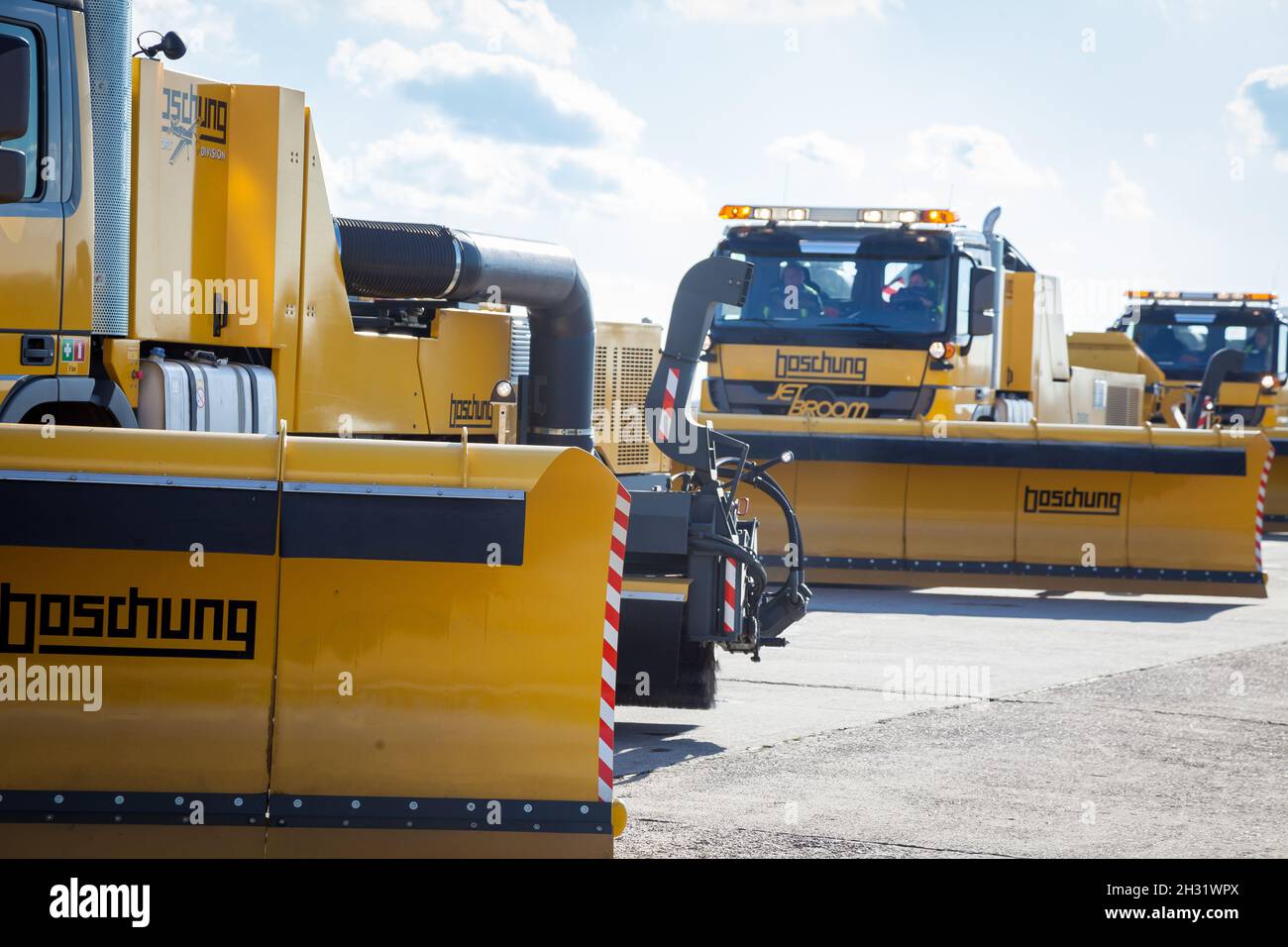 Kiev, Ukraine - 29 octobre 2019 : enlèvement de la neige DE BOSCHUNG JETBROOM 9600.Système de nettoyage de camion-benne multifonctionnel pour les aéroports et les autoroutes.Machines utilitaires - un camion avec une grande lame et un godet Banque D'Images