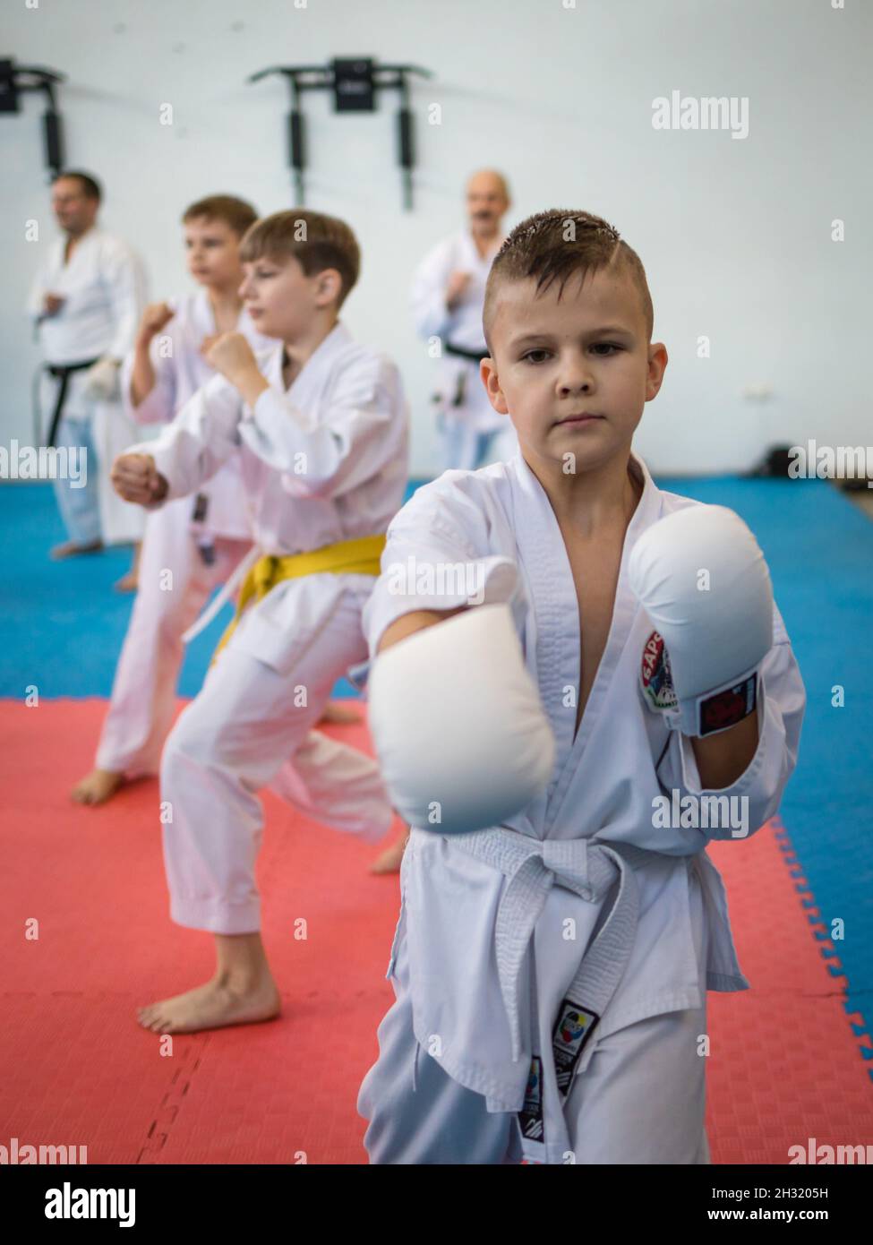 23 octobre 2021, Minsk, Bélarus, Séminaire technique de karaté Shotokan.Portrait  d'un jeune athlète dans un kimono faisant son exercice Photo Stock - Alamy