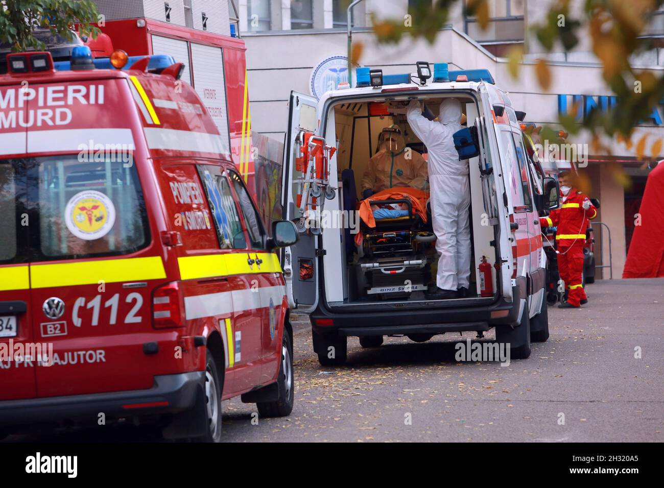 BUCAREST, ROUMANIE - 24 octobre 2021 : une ambulance amène le patient COVID-19 à l'urgence du plus grand hôpital de Bucarest, à l'Université d'urgence Banque D'Images