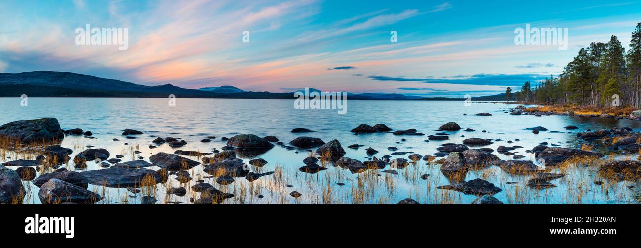 Vue panoramique sur le lac d'Isteren dans la lumière d'octobre en soirée, à Engerdal kommune, Norvège, Scandinavie. Banque D'Images