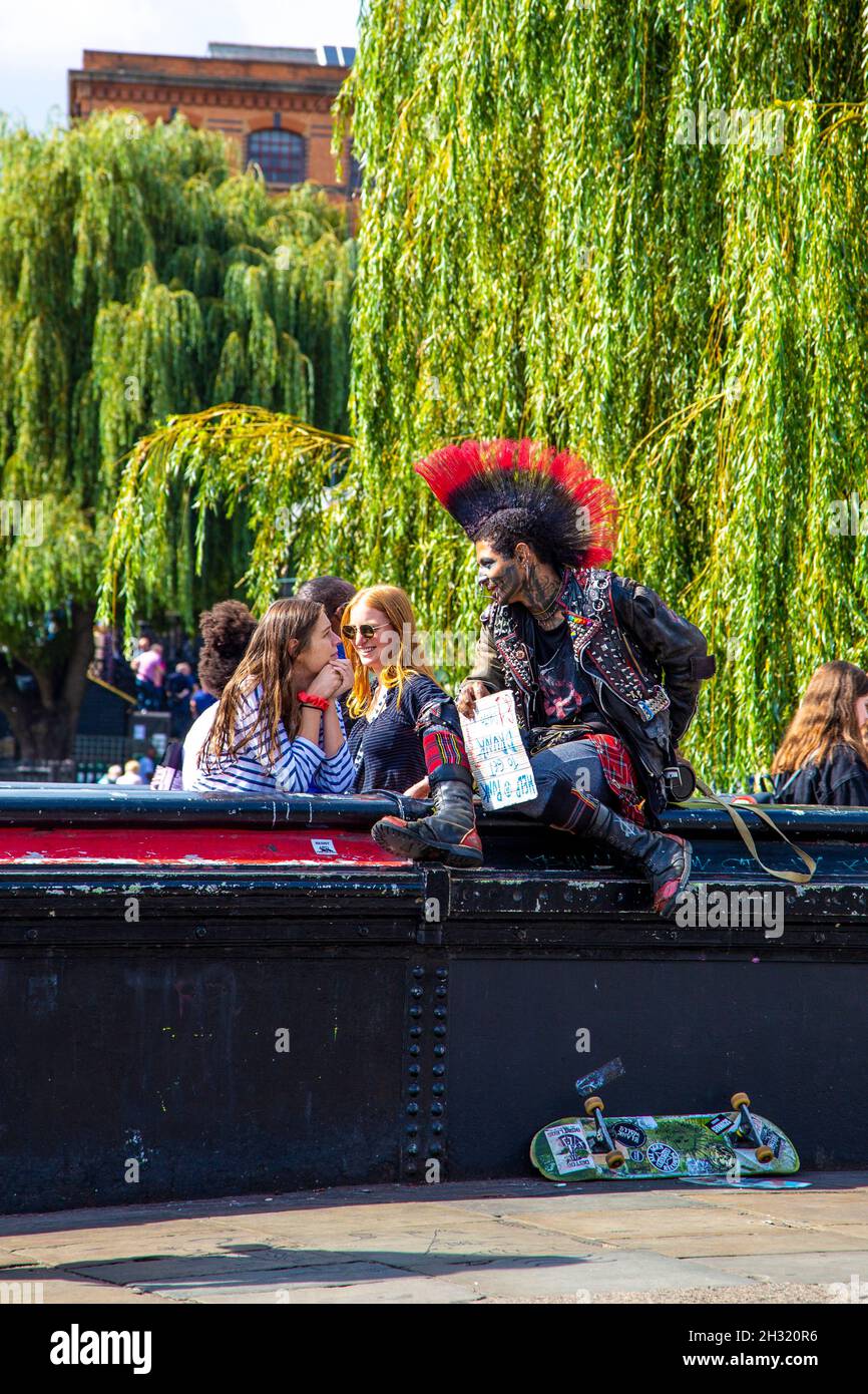 Punk parlant avec une femme à Camden Lock, Camden, Market, Londres, Royaume-Uni Banque D'Images