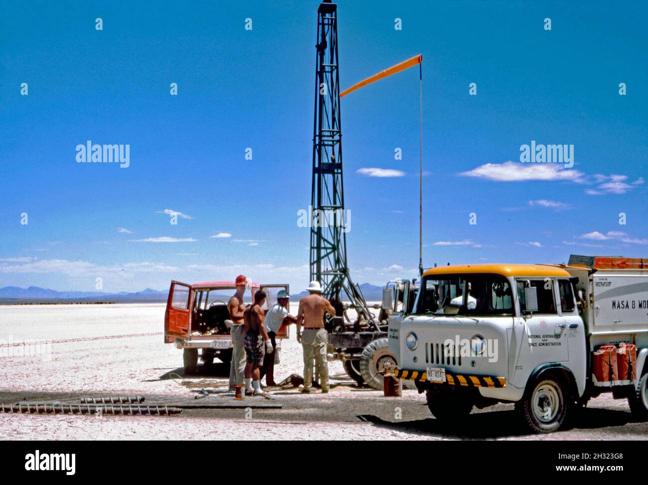 La NASA a foré dans le pays désertique du centre-sud du Nevada, aux États-Unis en 1966, ce qui impliquait la recherche de sites appropriés à utiliser pour les essais et le stockage.Ici, les hommes actionnent l'engin et les forets sont visibles au premier plan.Au début des années 1960, la Commission de l'énergie atomique (CEA) et la National Aeronautics and Space Administration (NASA) ont établi un complexe d'essai au Nevada Test site (NTS), la Nuclear Rocket Development Station (NRDS).Les réacteurs nucléaires et les systèmes de moteurs ont été testés ici.Il y avait aussi des unités d'élimination des déchets radioactifs inhumés dans des terres peu profondes – une photographie vintage des années 1960. Banque D'Images La NASA a foré dans le pays désertique du centre-sud du Nevada, aux États-Unis en 1966, ce qui impliquait la recherche de sites appropriés à utiliser pour les essais et le stockage.Ici, les hommes actionnent l'engin et les forets sont visibles au premier plan.Au début des années 1960, la Commission de l'énergie atomique (CEA) et la National Aeronautics and Space Administration (NASA) ont établi un complexe d'essai au Nevada Test site (NTS), la Nuclear Rocket Development Station (NRDS).Les réacteurs nucléaires et les systèmes de moteurs ont été testés ici.Il y avait aussi des unités d'élimination des déchets radioactifs inhumés dans des terres peu profondes – une photographie vintage des années 1960. Banque D'Images