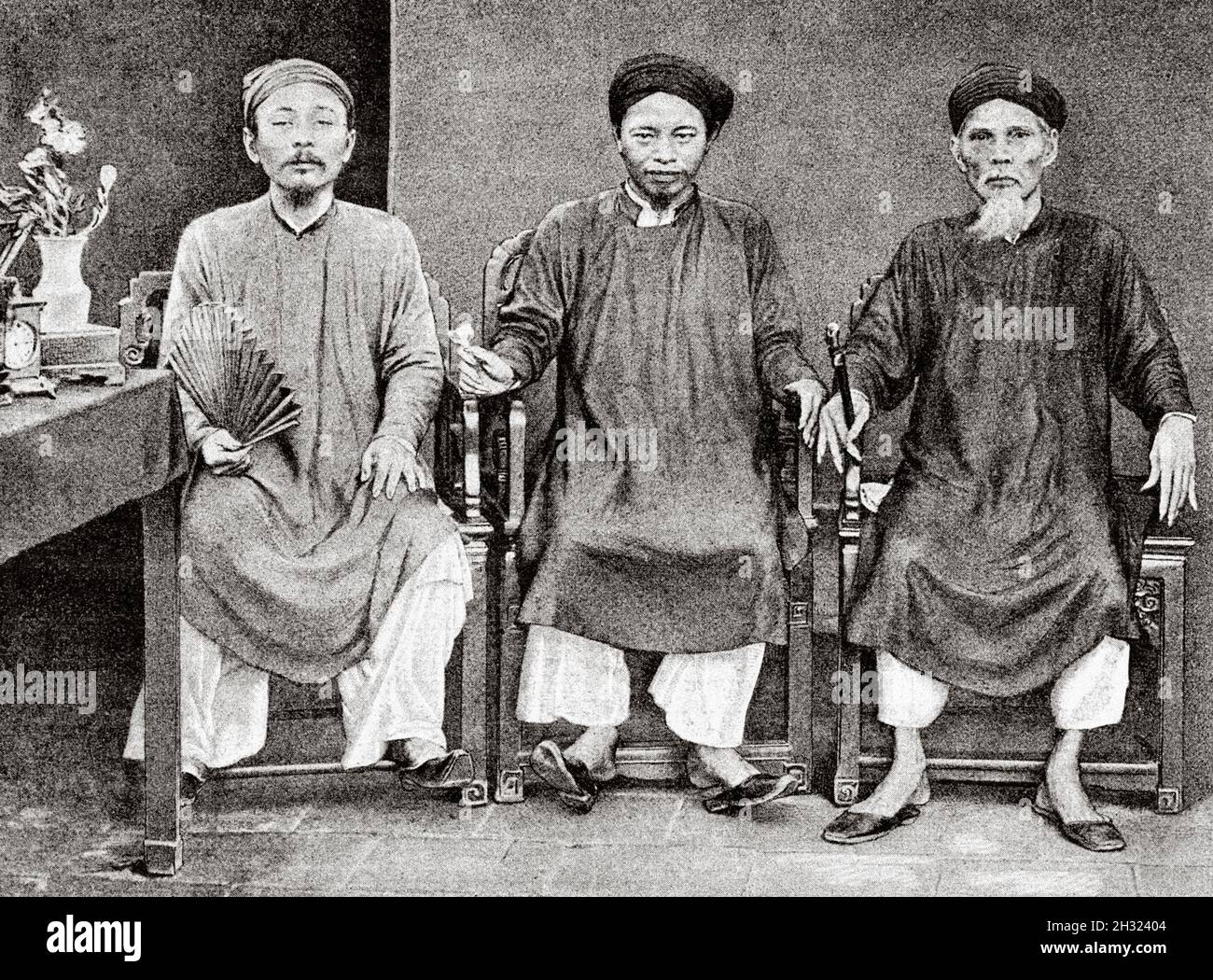 Les trois Ambassadeurs Annamais, Hanoï, Vietnam.Asie.Illustration gravée du XIXe Siècle Une campagne à Tonkin de Charles Edouard Hocquard du Tour du monde 1889 Banque D'Images