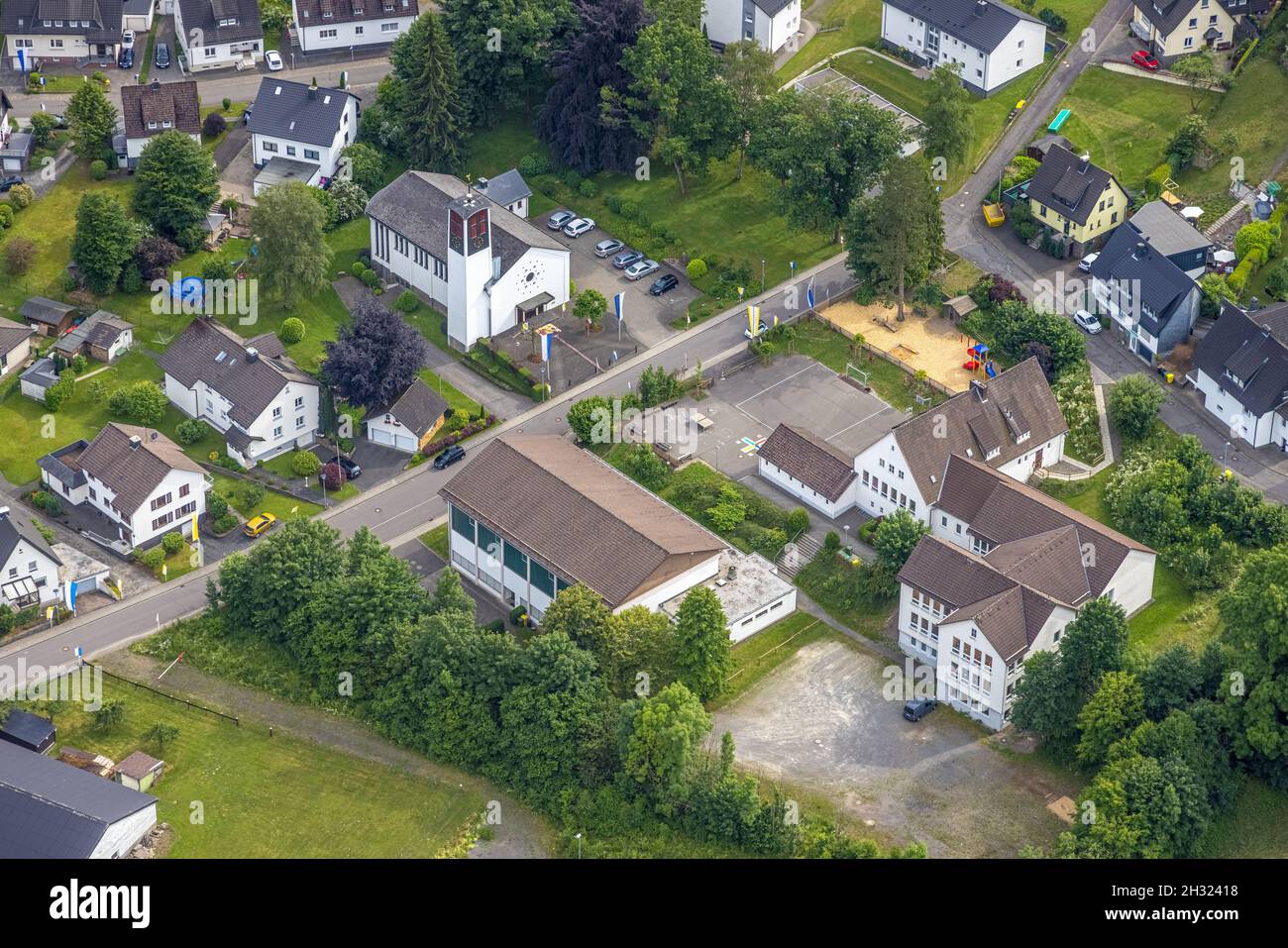 Vue aérienne, Église catholique de la Nativité de la Vierge Marie et école primaire à Hützemert, Drolshagen, pays aigre, Rhénanie-du-Nord-Westphalie, allemand Banque D'Images