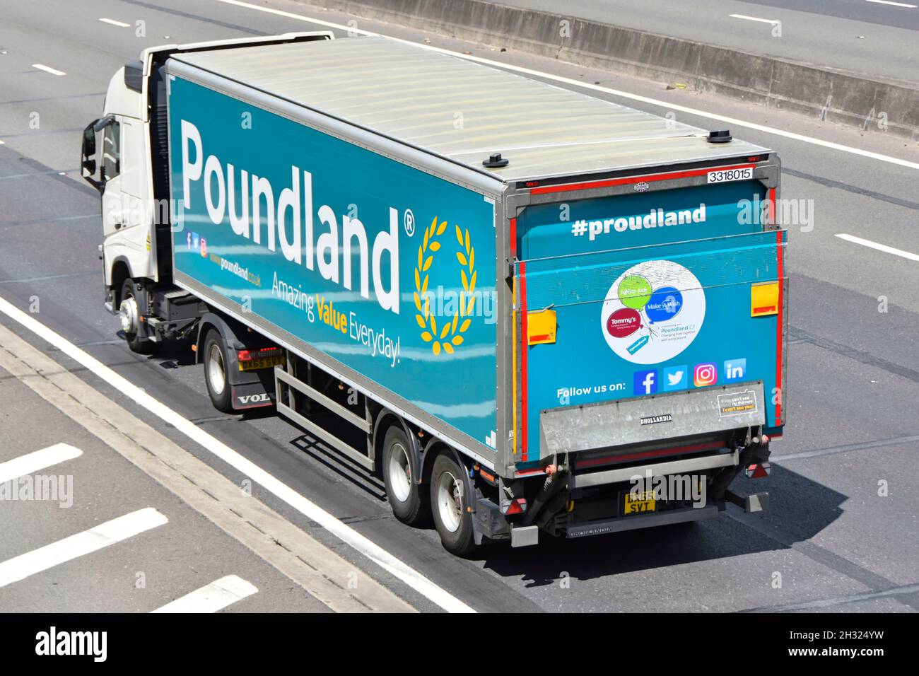 Vue aérienne latérale et arrière Poundland Retail Business Stores Supply Chain Delivery camion et remorque articulée avec publicité sur l'autoroute britannique Banque D'Images