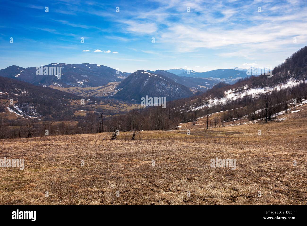 paysage de campagne d'hiver en montagne. temps ensoleillé et faible quantité de neige. concept de réchauffement de la planète Banque D'Images