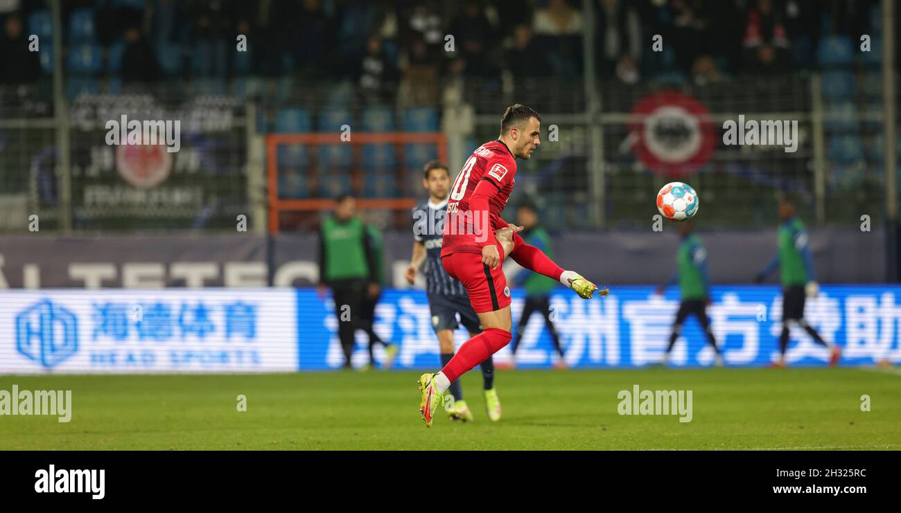 Ville de Bochum, Allemagne.24 octobre 2021. Firo: 24.10.2021, ballon de football, Bundesliga 1, saison 2021/2022,VFL Bochum - Eintracht Frankfurt 2-0 scène de jeu en face de la TÊTE DU GROUPE DE PUBLICITÉ SPORTIVE crédit: dpa/Alay Live News Banque D'Images