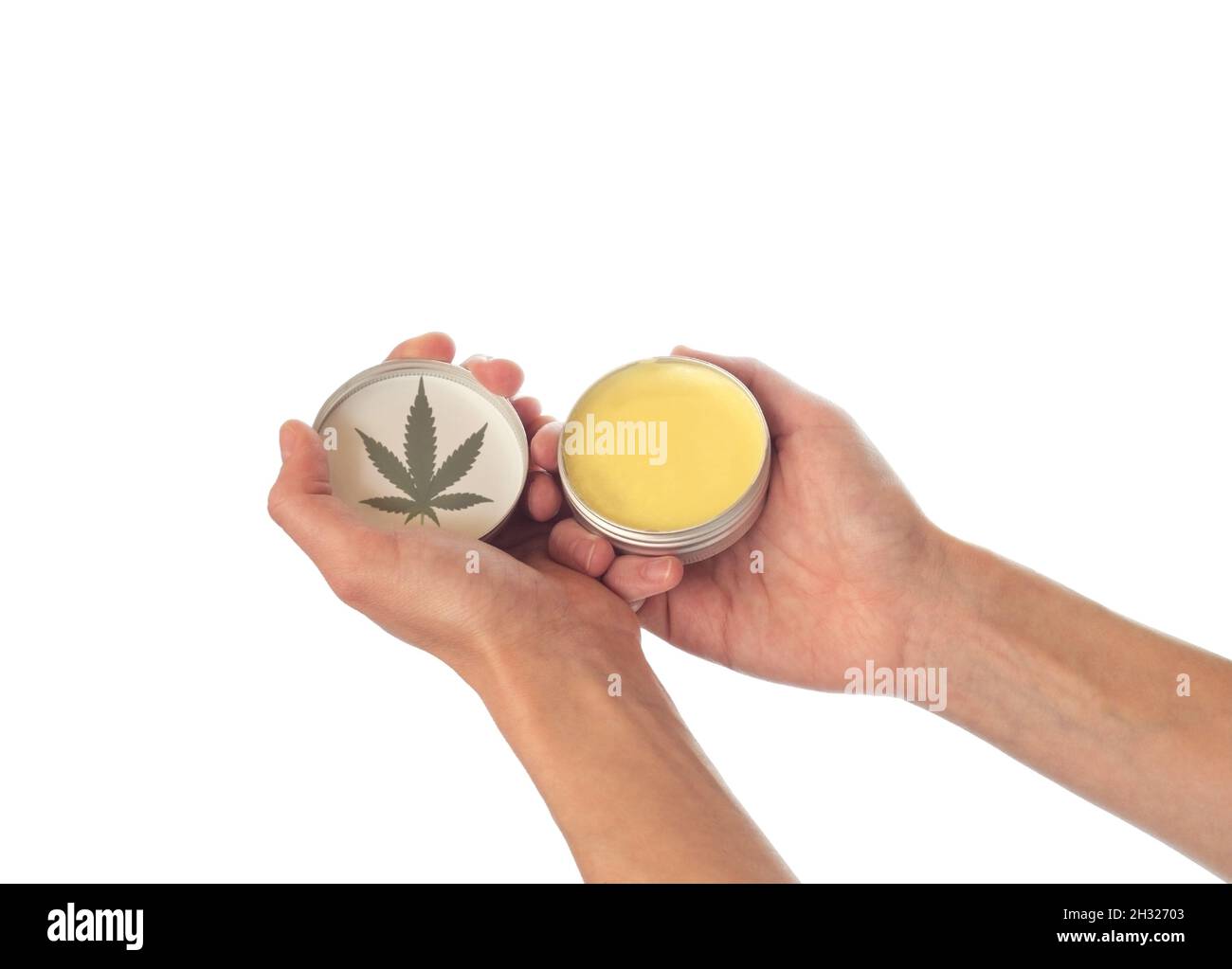 Concept cosmétique avec CBD.De belles mains femelles tiennent un pot avec un produit cosmétique avec une feuille de marijuana.Maquette de crème hydratante, cire, mais Banque D'Images