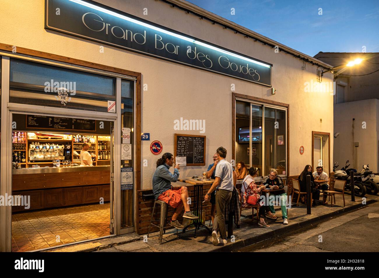 Le Grand Bar des Goudes est un trou d'eau populaire de Marseille, France Banque D'Images