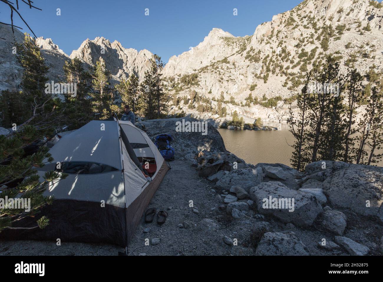 Oignon Valley, Sierra Nevada chaîne de montagnes, CA USA tente a été érigée pour la nuit Banque D'Images