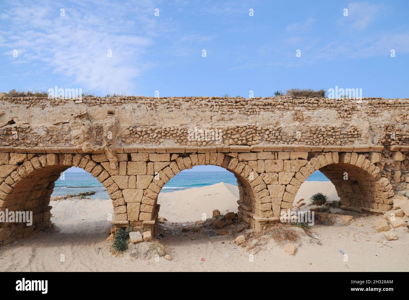Israël, les plaines côtières, au nord de Césarée, vestiges de l'Aqueduc Romain qui a effectué l'eau fraîche de la Montagne de Carmel de la ville de Caesarea Ma Banque D'Images
