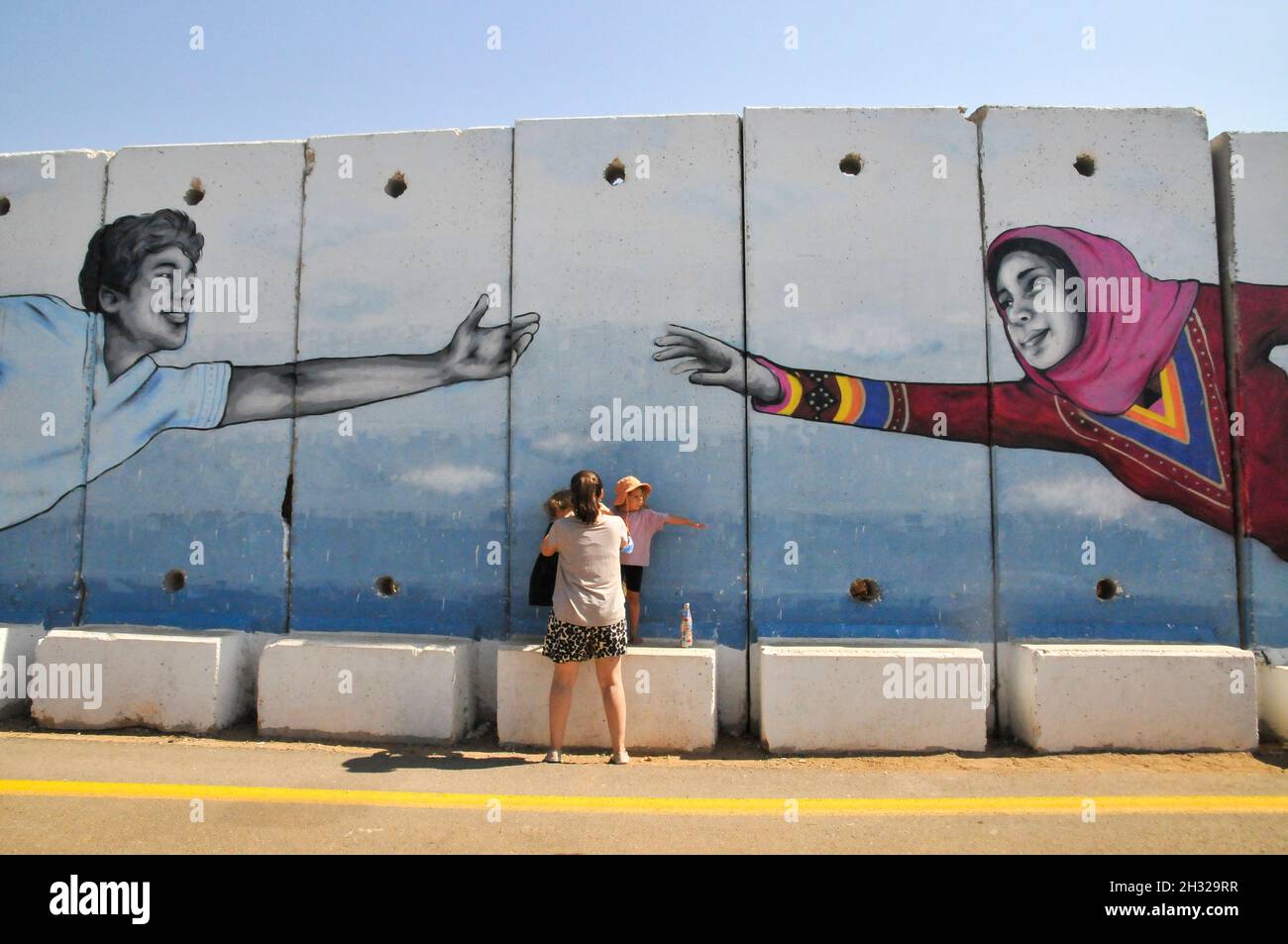 Des dalles de béton à la frontière entre Israël et le Liban, avec des graffitis près de la colonie de Shtula, du côté israélien Banque D'Images