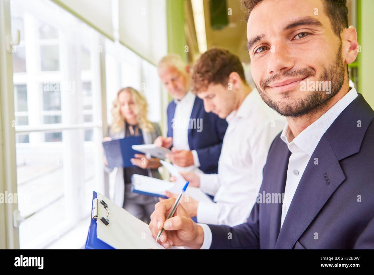 Les gens d'affaires avec le presse-papiers dans l'atelier d'idées pour la planification de projet au bureau Banque D'Images
