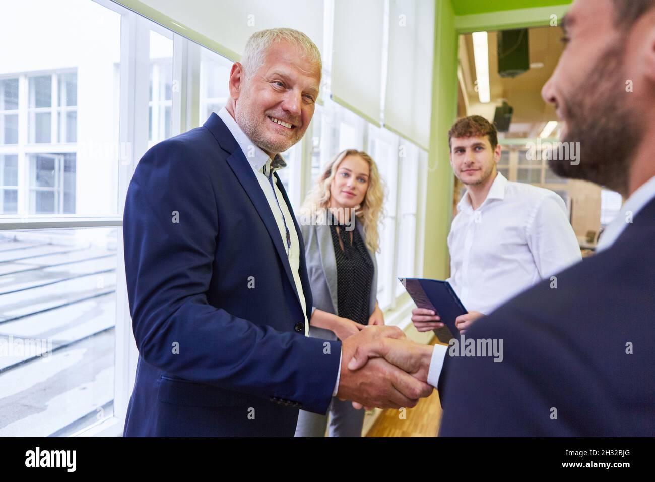 Les gens d'affaires se secouent la main avant une réunion et avant des négociations Banque D'Images