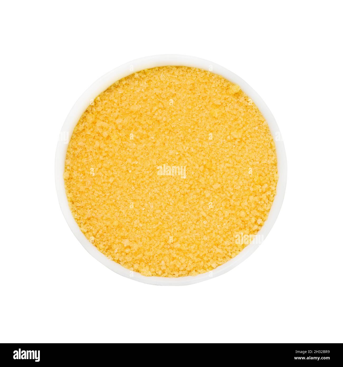 Concept SPA.Sucre de bain jaune dans un bol isolé sur fond blanc avec passe-cheveux.Vue de dessus Banque D'Images
