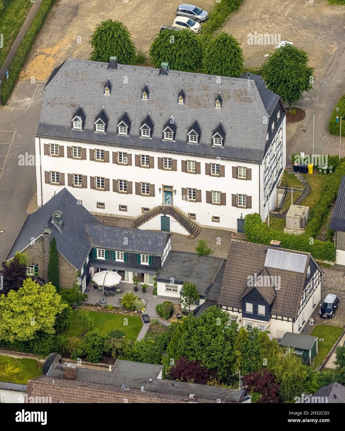 Vue aérienne, église paroissiale de St Clemens, ancien monastère, ancienne abbaye cistercienne, abrite un bureau municipal de construction et une école de musique, Drolshagen, Sauerla Banque D'Images