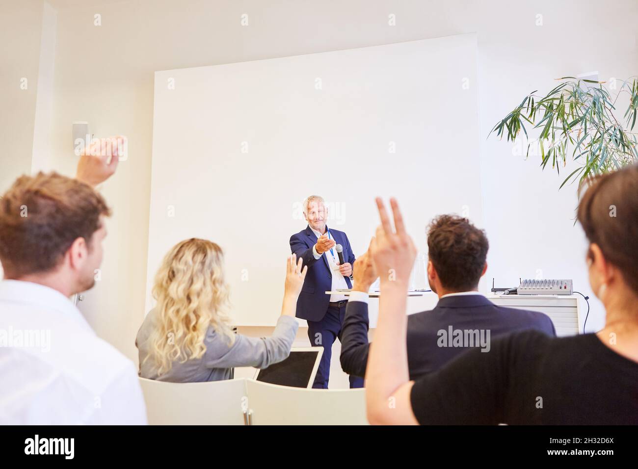 Les participants au séminaire posent des questions à l'orateur au cours d'une présentation Banque D'Images