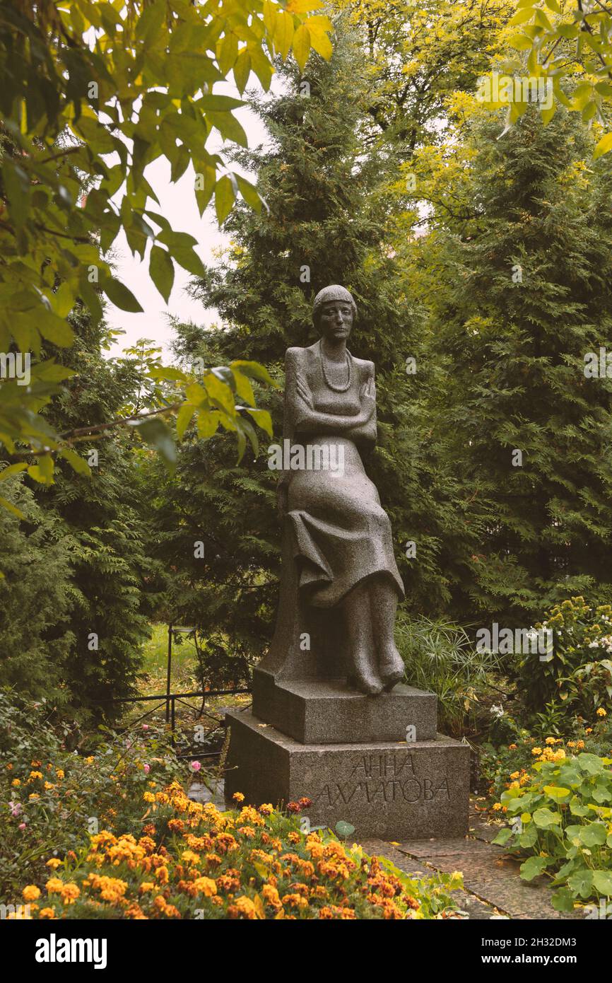 Saint-Pétersbourg, Russie - 25 septembre 2021 : petite place d'automne avec un monument et l'inscription sur le piédestal dans les 'Anna Akhmatova' russes Banque D'Images