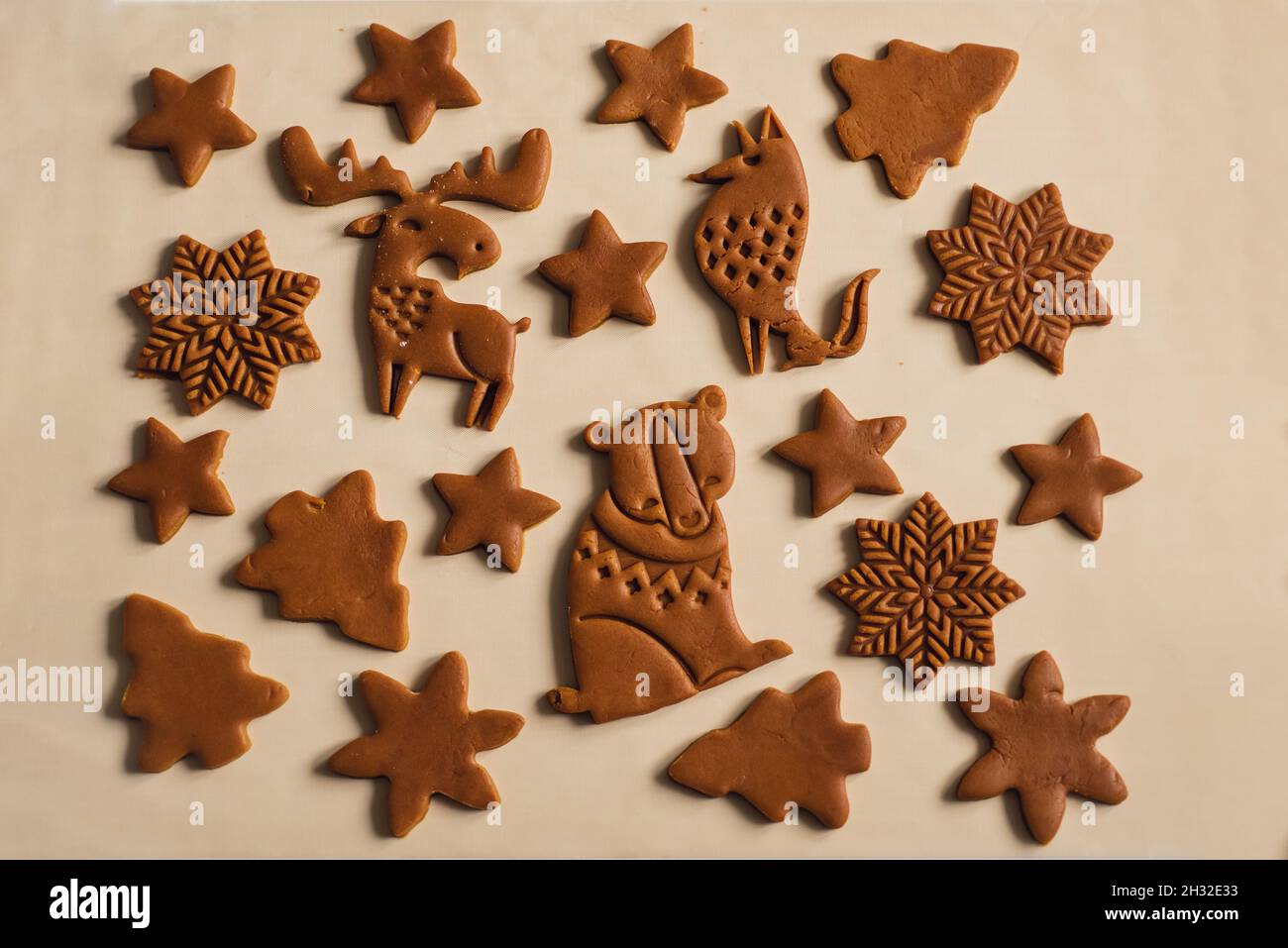 Motif de biscuits de pain d'épice de Noël sous forme d'animaux, d'arbres, de flocons de neige Banque D'Images