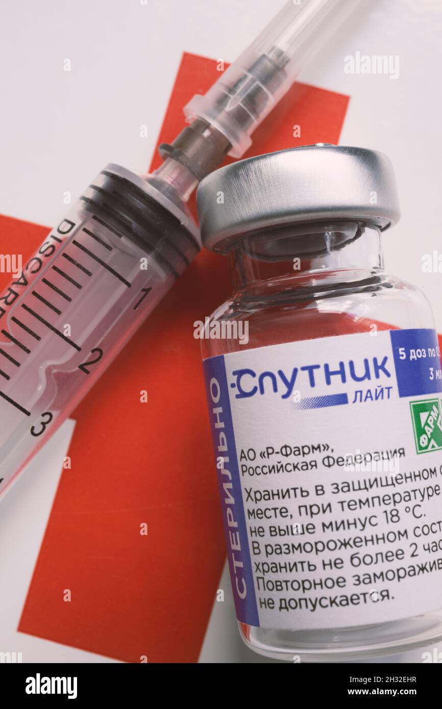 Saint-Pétersbourg, Russie - 08 septembre 2021 : vaccin russe contre le coronavirus « putnik Light » avec une étiquette en russe et une seringue sur le dos Banque D'Images