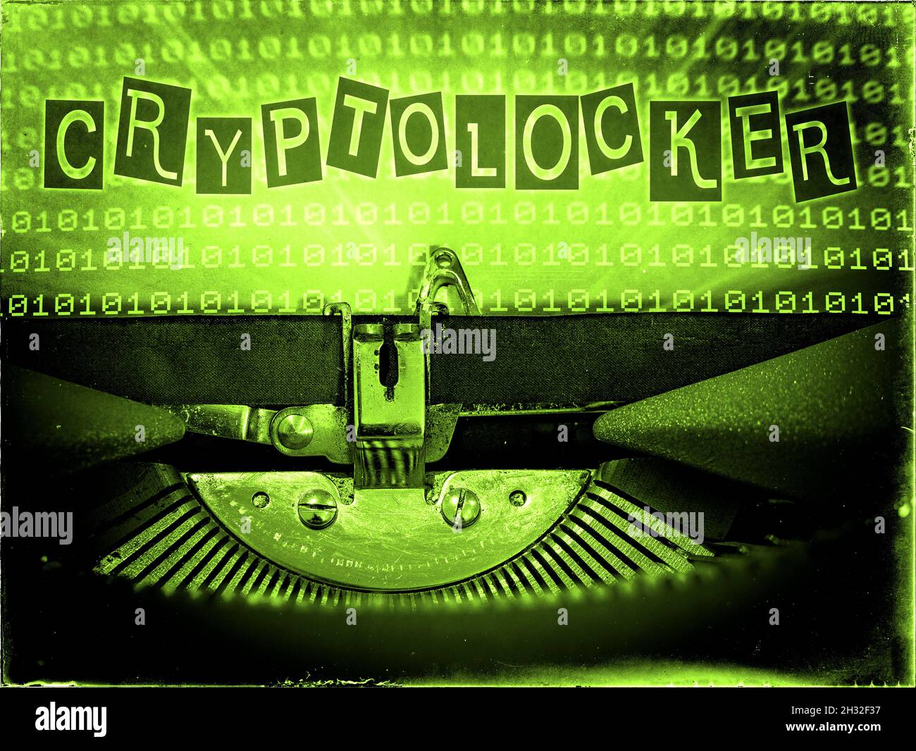 CryptoLocker, machine à écrire mécanique, fond de code binaire, ton vert, aspect déformé vintage,Typographie de note de rançon Banque D'Images