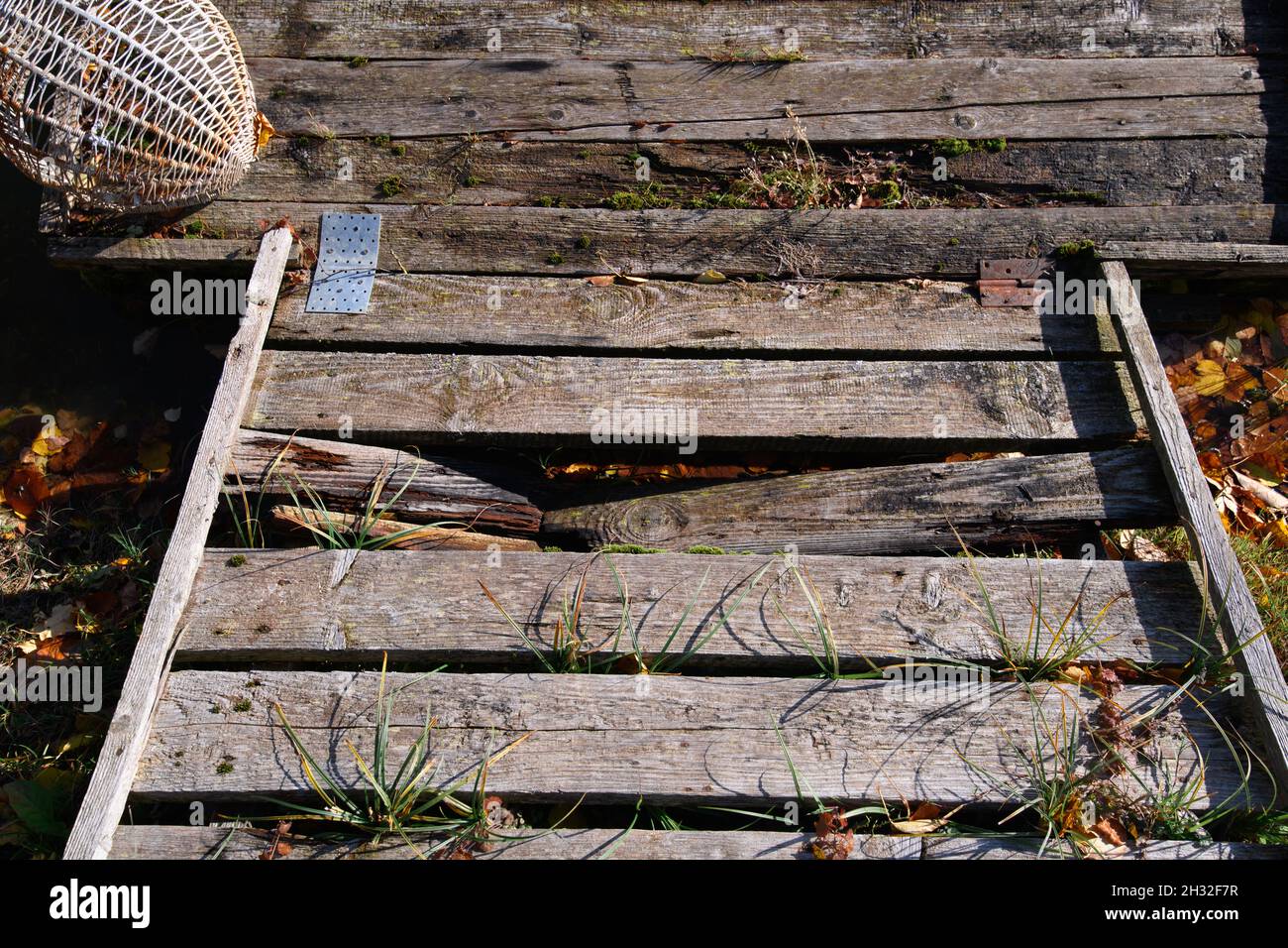 Eau dangereuse, bois pourri et réparer le ponton de campagne ancien Photo Stock