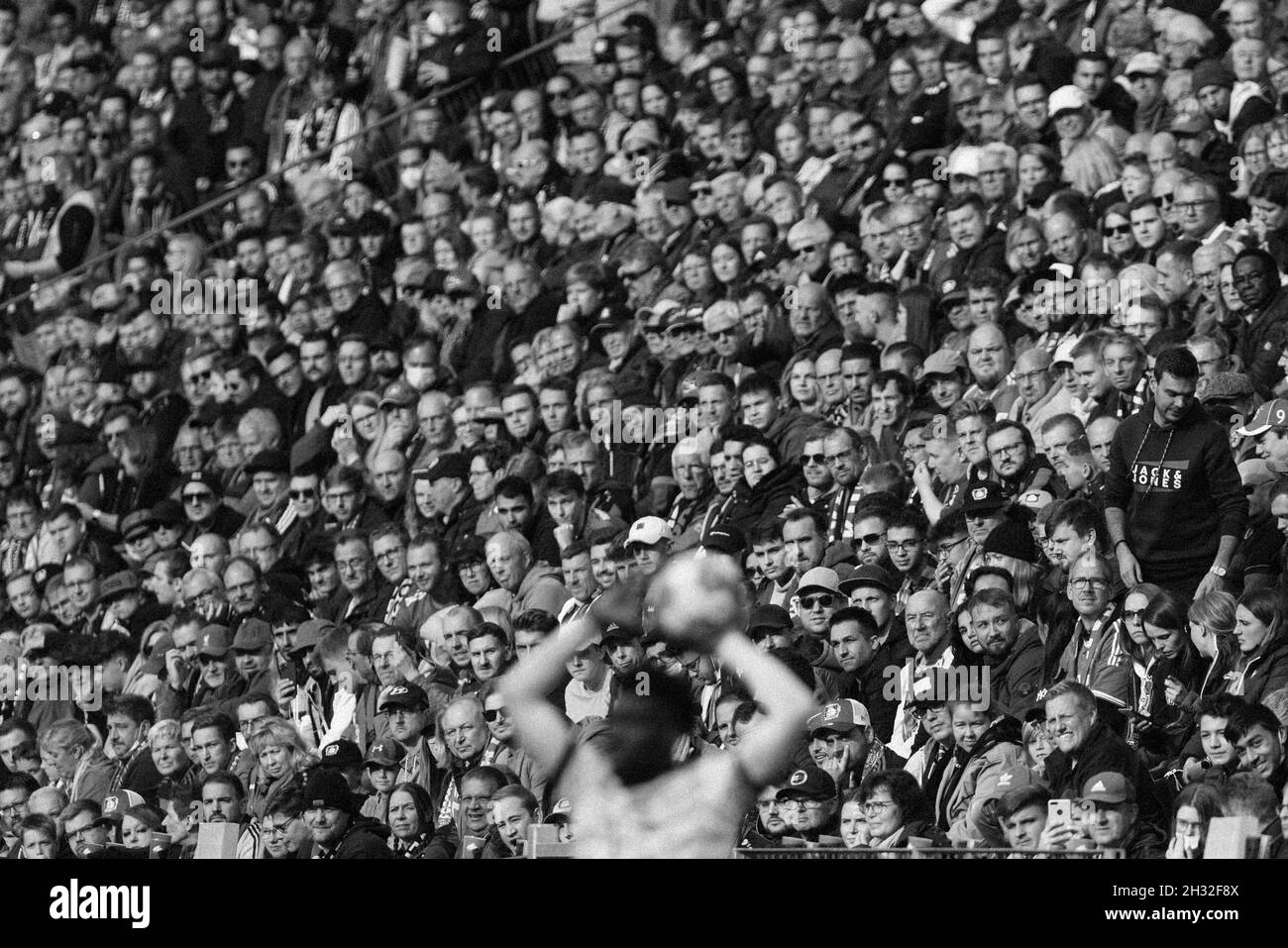 Leverkusen, BayArena, 17.10.21: Einwurf Leroy Sane (München) vor den Leverkusener fans im Spiel der 1.Bundesliga Bayer 04 Leverkusen vs Bayern Münche Banque D'Images