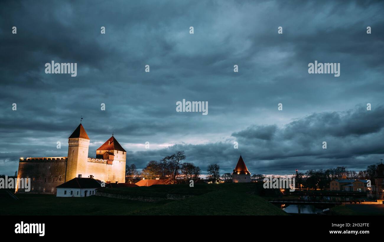 Kuressaare, île de Saarema, Estonie.Château épiscopal en time-lapse, de nuit et de jour.Architecture médiévale traditionnelle, célèbre attraction Landmark Banque D'Images