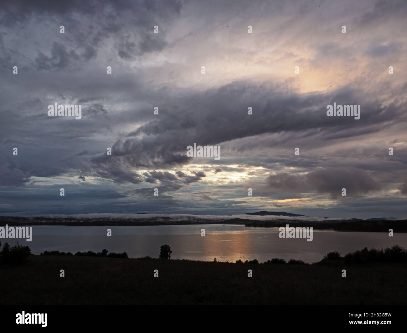 Ciel spectaculaire avant la tempête sur le lac Lipno dans les montagnes Sumava, République Tchèque Banque D'Images