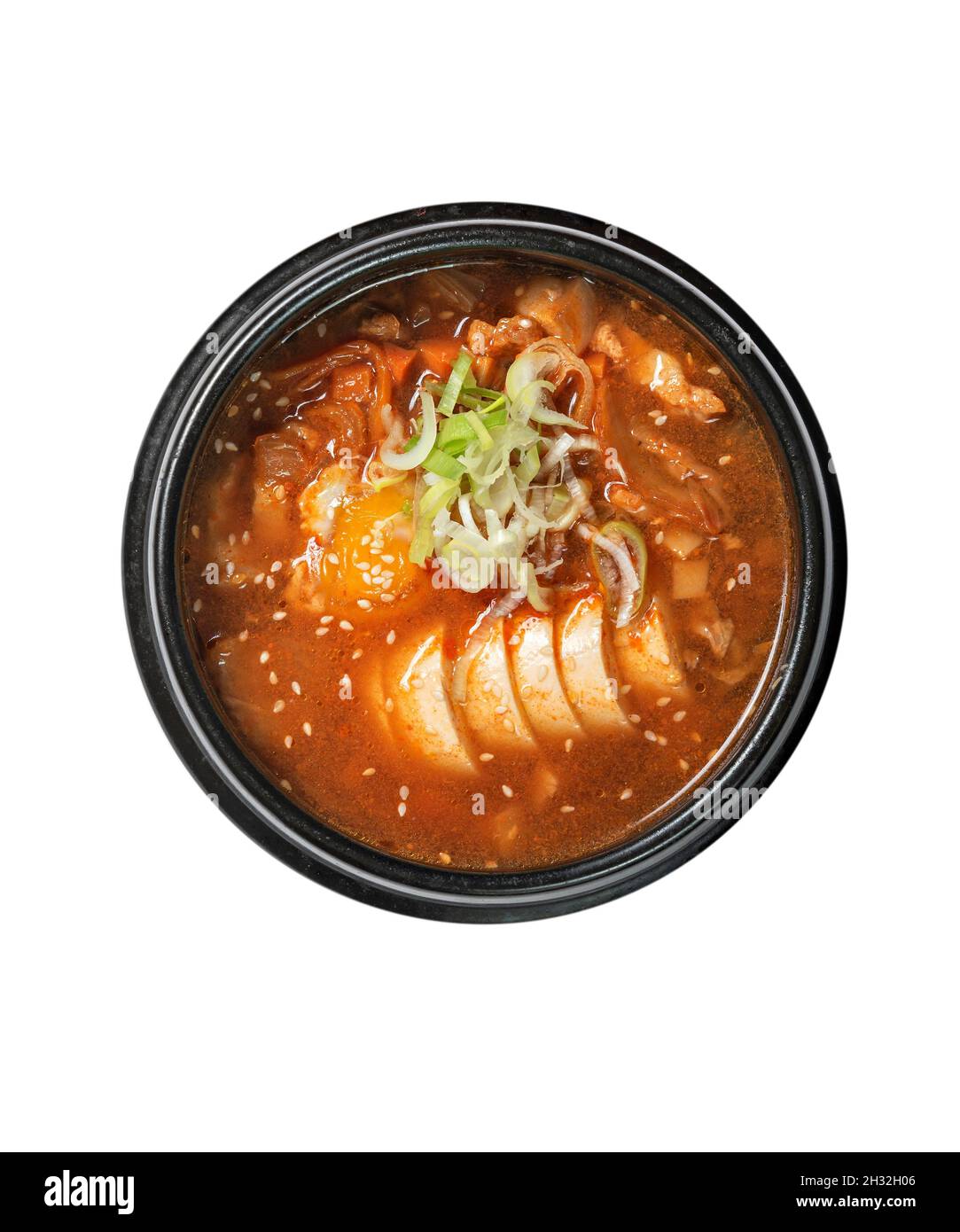 Vue de dessus cuisine traditionnelle de style coréen sur fond blanc, soupe Kimchi Banque D'Images