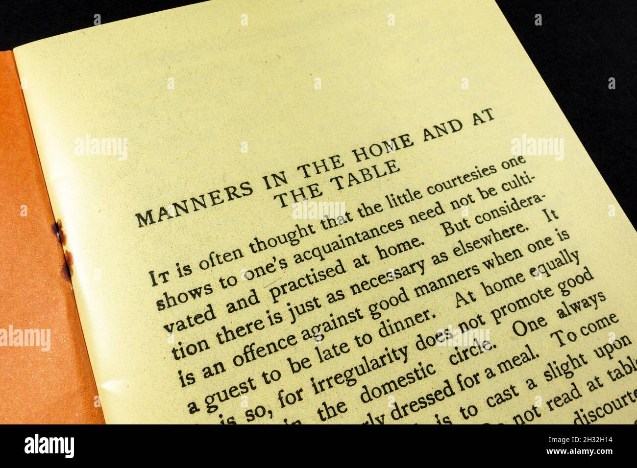 Chapitre « les bannières à la maison et à la table » à l'intérieur du livret « l'étiquette dans la vie quotidienne » des années 1920 (réplique). Banque D'Images