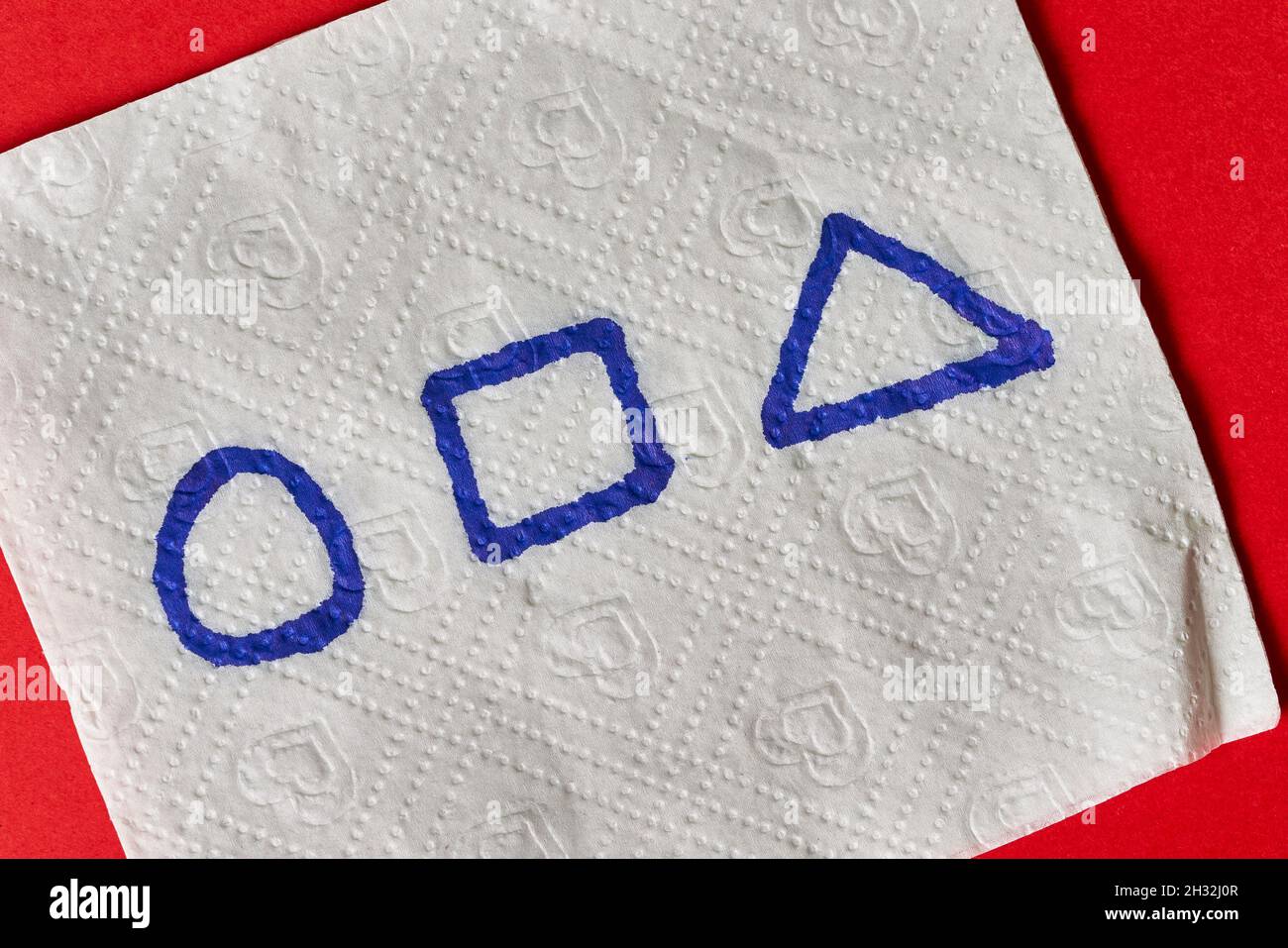 Tachkent, Ouzbékistan - 22 octobre, 2021: Allez-vous jouer au squid en lettrage sur la serviette.Formes de cercle, de carré et de triangle, symbole de nouvelle tendance Banque D'Images