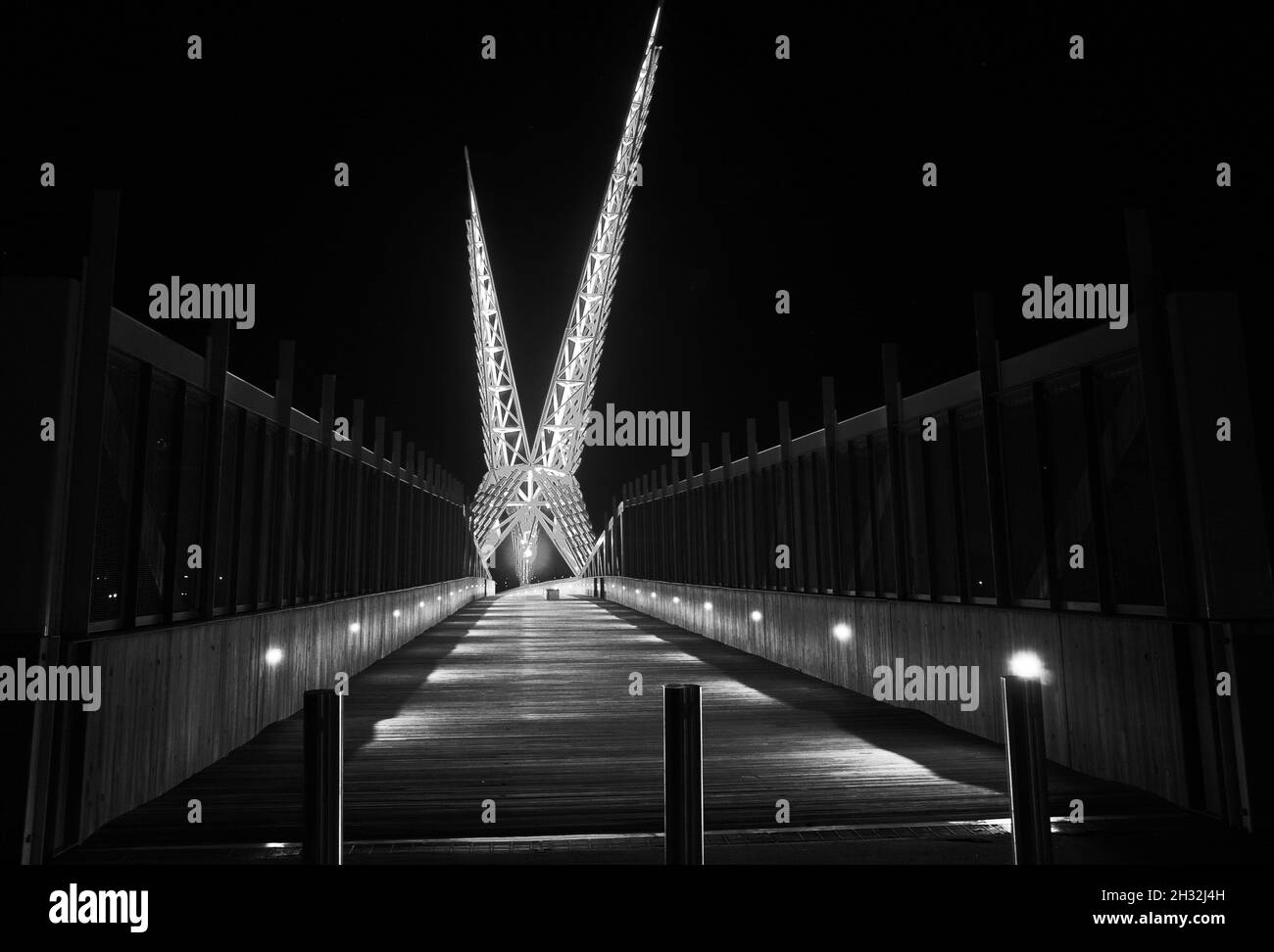 OKLAHOMA CITY, ÉTATS-UNIS - 15 février 2016 : une photo en niveaux de gris de la passerelle Sky Dance Bridge à l'heure de la nuit, Oklahoma, États-Unis Banque D'Images